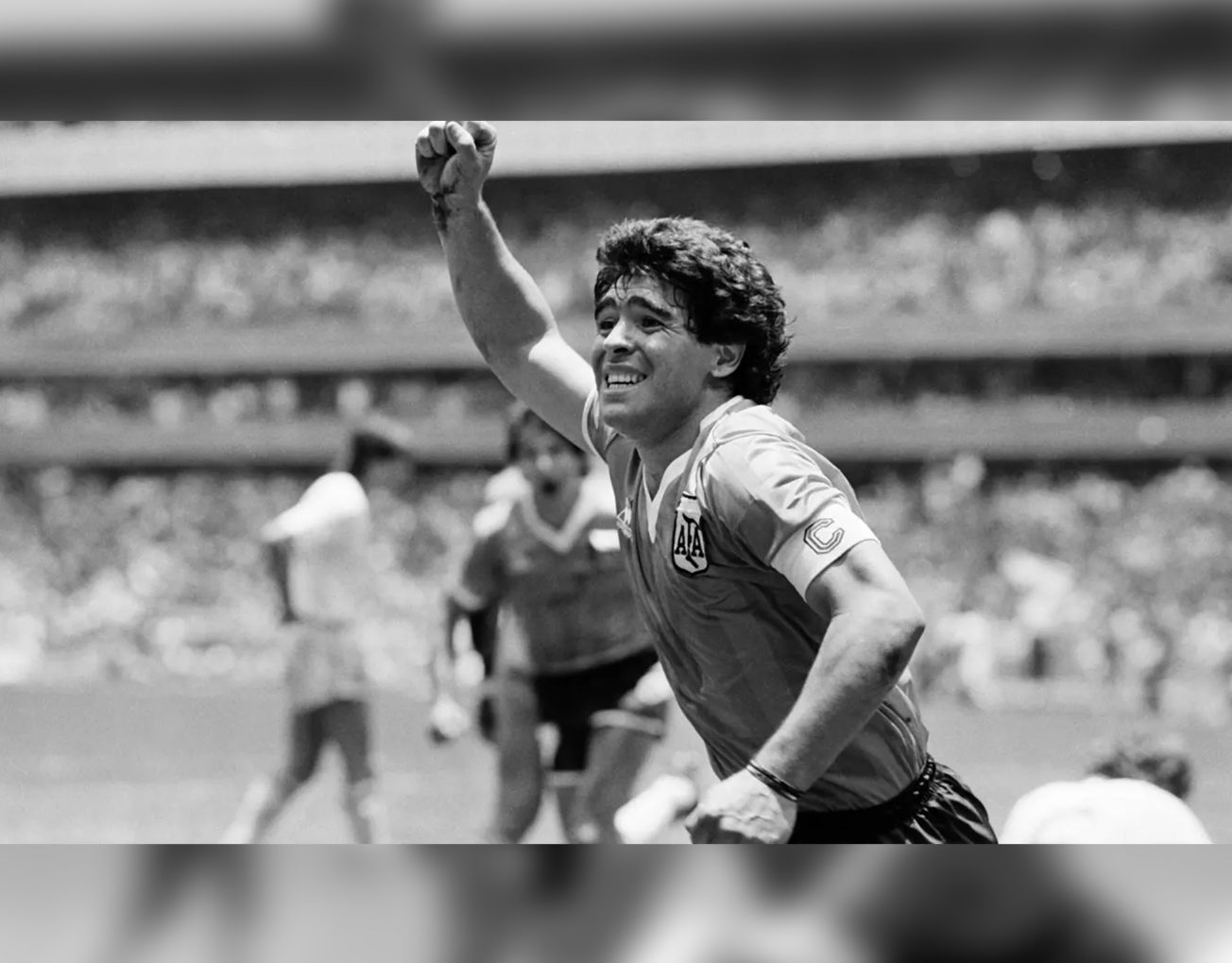 Un Maradona en lévitation subjugue la planète